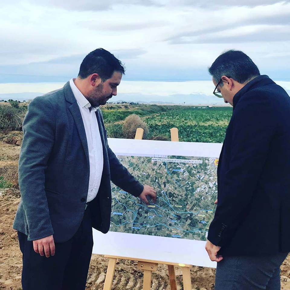 Mario Cervera junto al Delegado del Gobierno , Diego Conesa, en las obras del Canal D7 de Los Alcázares
