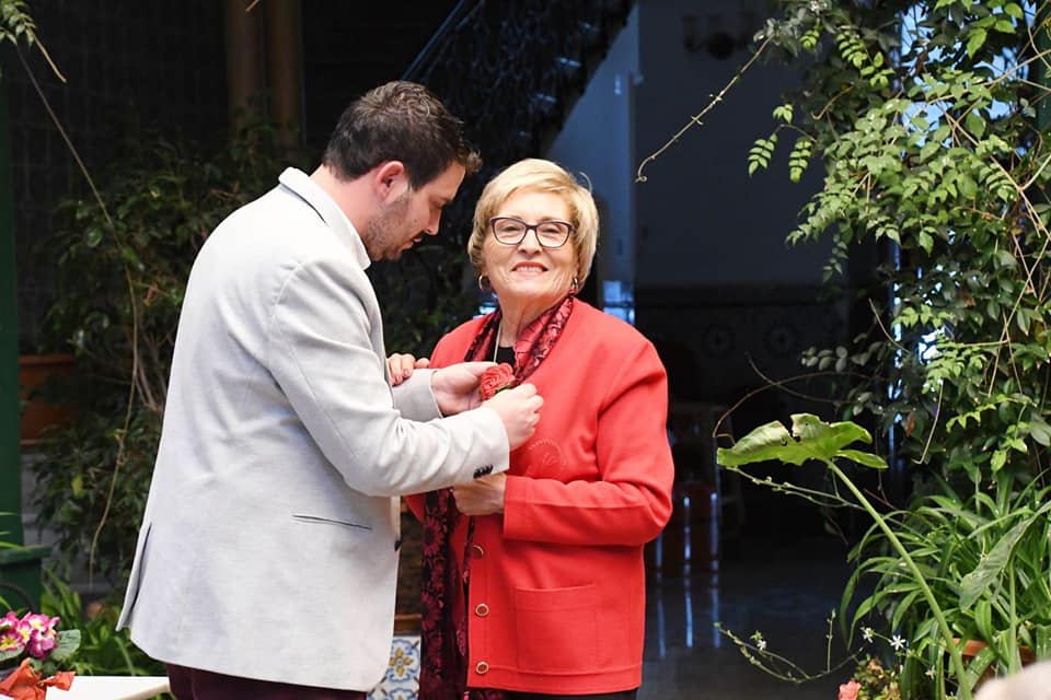 Momento de entrega del premio por parte de Mario Cervera